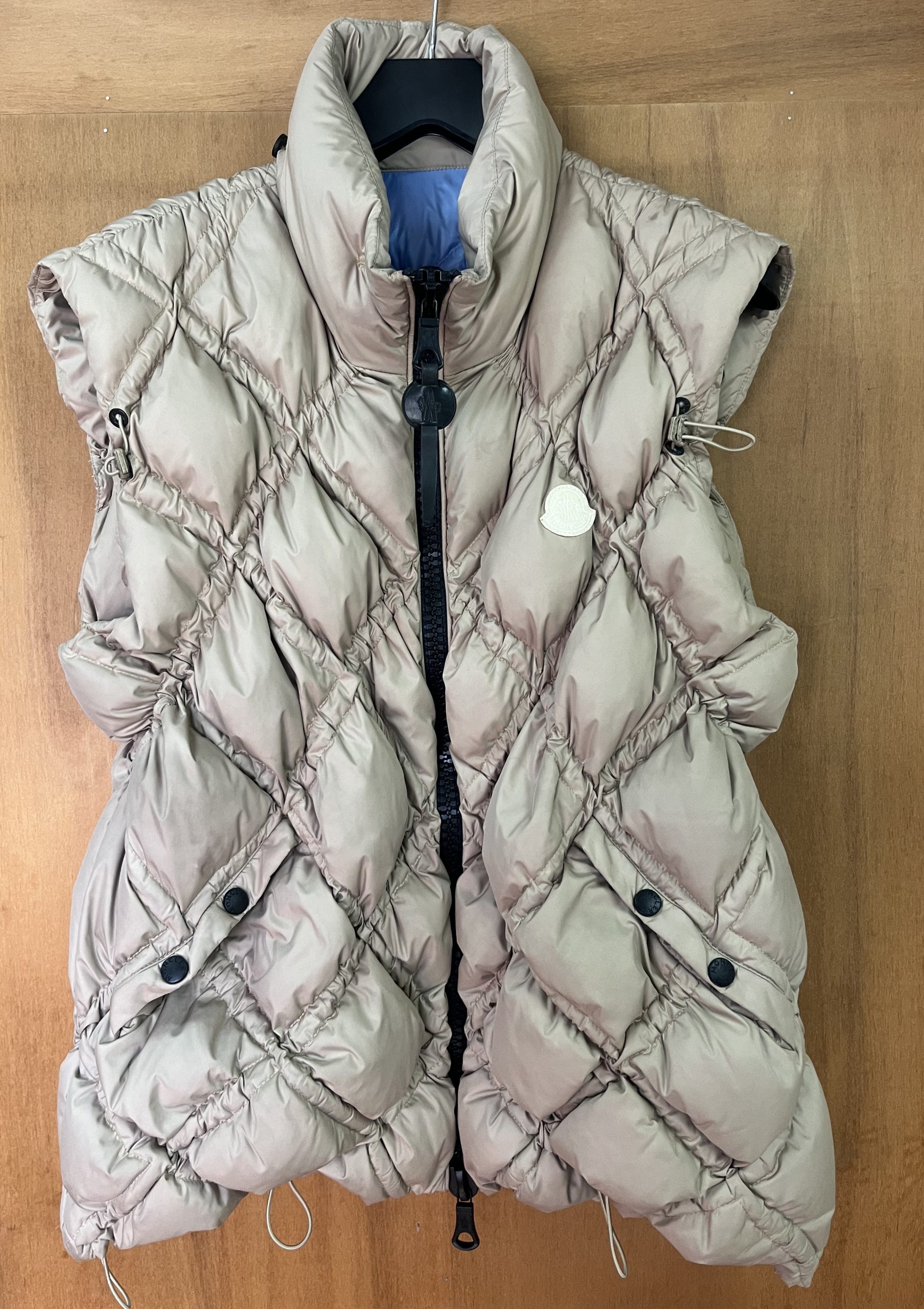 モンクレール　ベスト（全体的に色褪せあり） 大人のダウンベスト】150着限定。アークネッツでしか買えない